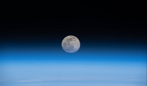 Ilmuwan planet Shuai Li dari University of Hawai’i di Mānoa mengatakan, ketika Bulan berada di luar ekor magnet, permukaan Bulan terkena angin surya. 