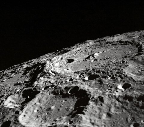 Ilmuwan Ini Mencoba Menguak Keberadaan Es di Permukaan Bulan yang Masih Misterius