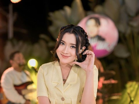 Senyum Bahagia Pedangdut Yeni Inka Dikaruniai Putri Pertama 'Kylie Yumnaa Yhara Shakti'