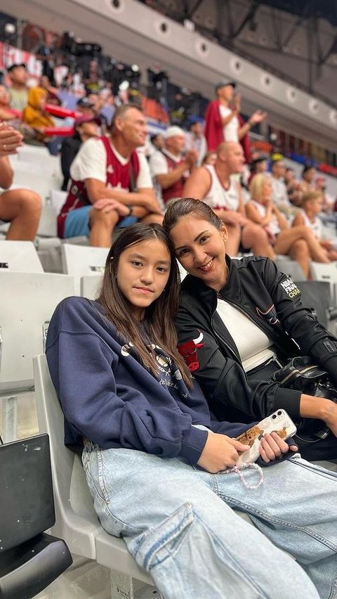 Potret Donna Agnesia dan Sabrina Nonton Pertandingan Basket, Kompak Banget Bak Bestie!