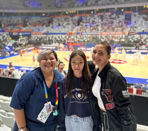 Potret Donna Agnesia dan Sabrina Nonton Pertandingan Basket, Kompak Banget Bak Bestie!