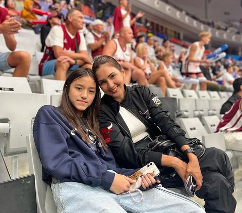 Potret Donna Agnesia dan Sabrina Nonton Pertandingan Basket, Kompak Banget Bak Bestie!