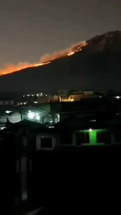 Begini penampakan kebakaran di Gunung Sumbing, terlihat jelas dari pemukiman warga.