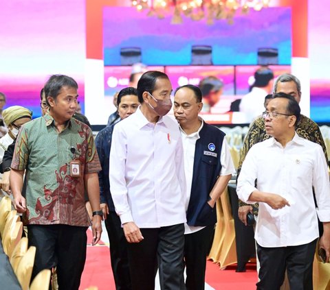 Presiden Joko Widodo atau Jokowi meninjau persiapan lokasi penyelenggaraan Konferensi Tingkat Tinggi (KTT) ke-43 ASEAN di Jakarta Convention Center (JCC), Jakarta, pada Jumat (1/9/2023). Pada kesempatan tersebut, Presiden tampil tak biasa. Jokowi kembali terlihat memakai wasker.