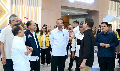 FOTO: Momen Jokowi Kembali Pakai Masker di Tengah Buruknya Polusi Udara Jakarta