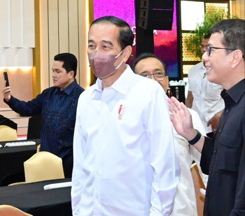 FOTO: Momen Jokowi Kembali Pakai Masker di Tengah Buruknya Polusi Udara Jakarta