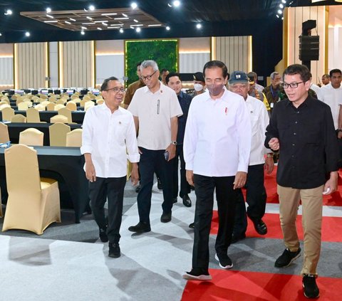 FOTO: Momen Jokowi Kembali Pakai Masker di Tengah Buruknya Polusi Udara Jakarta