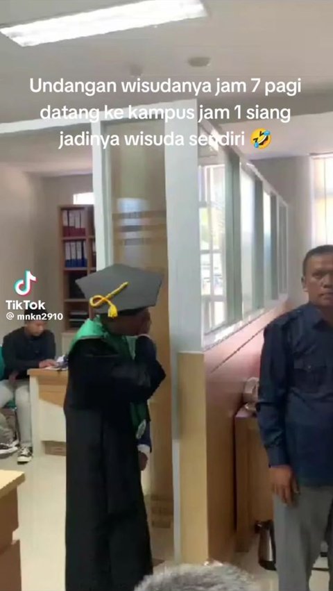 Undangan Jam 7 Pagi Malah Datang Jam 1 Siang, Mahasiswa Ini Ujungnya Jalani Wisuda Sendiri