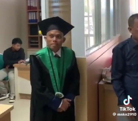 Seperti disebutkan sebelumnya, wisuda seharusnya dilangsungkan pukul 7 waktu setempat. Namun mahasiswa ini baru datang ke kampus jam 1 siang saat acara sudah selesai. Ia pun datang dengan toga lengkap layaknya mahasiswa yang akan wisuda.