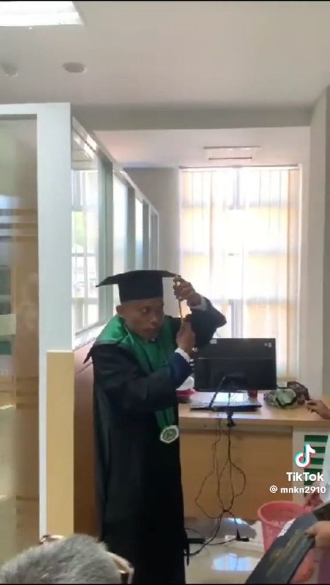 Undangan Jam 7 Pagi Malah Datang Jam 1 Siang, Mahasiswa Ini Ujungnya Jalani Wisuda Sendiri