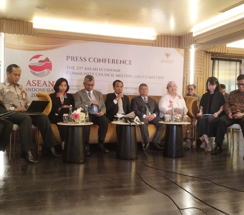 “Dari hasil pertemuan kita, realisasi transisi energi ASEAN ini sudah mencapai 14 persen dari target 23 persen” kata Ridwan dalam konferensi pers di Hotel St. Regis, Jakarta Selatan, Sabtu, (2/9).