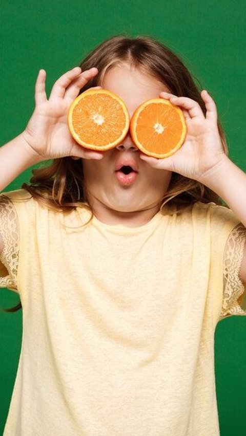 Pemberian vitamin C: Vitamin C dapat meningkatkan penyerapan besi dari makanan dan suplemen. Berikan anak makanan yang mengandung vitamin C, seperti buah-buahan citrus, bersama dengan suplemen besi.