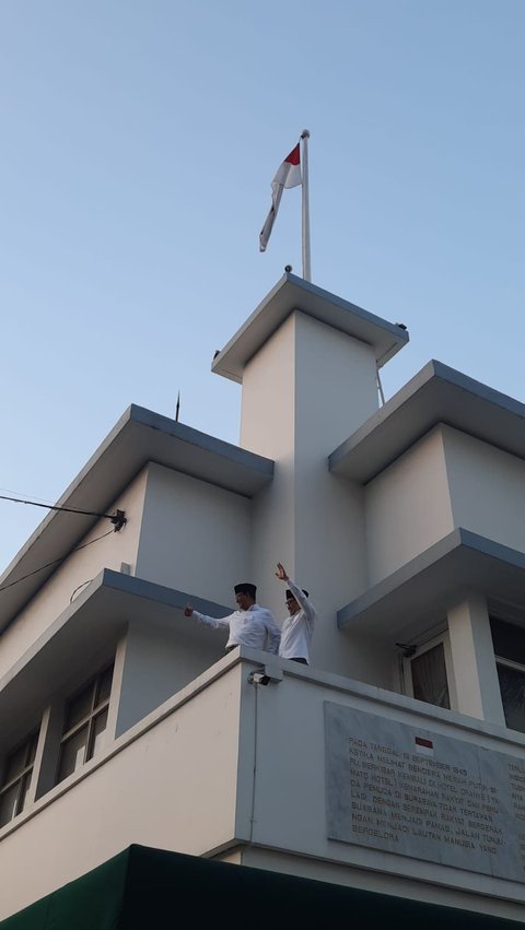 Anies-Cak Imin Lambaikan Tangan pada Relawan Ganjar yang Nyanyi Depan Hotel Majapahit