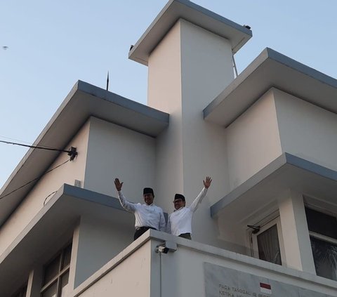 Anies-Cak Imin Lambaikan Tangan pada Relawan Ganjar yang Nyanyi Depan Hotel Majapahit