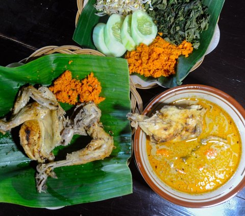 Lodho atau ayam lodho merupakan masakan yang berasal dari daerah Mataraman. Masakan ini berbahan dasar ayam kampung yang dipanggang atau dibakar sampai empuk, lalu direbus dalam kuah santan berpadu bumbu-bumbu rempah yang kuat.