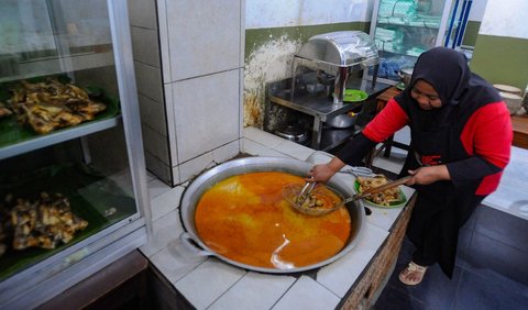 Dilihat dari wujudnya, nasi ayam lodho mungkin sedikit serupa dengan opor atau kari ayam karena sama-sama berjenis masakan bersantan. Akan tetapi, nasi ayam lodho punya kekuatan cita rasa tersendiri.