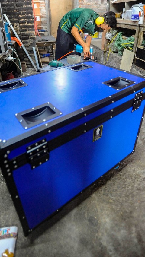 Hardcase yang bisa digunakan untuk menyimpan berbagai alat elektronik seperti: kamera, genset listrik, peralatan musik, dan lain-lain ini dijual dengan harga Rp450 ribu hingga Rp2,5 juta.