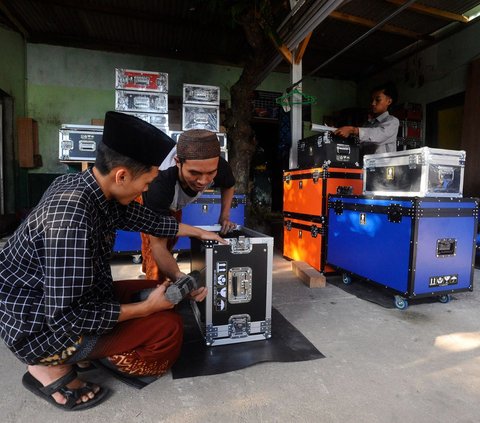 FOTO: Salut! Santri-Santri Ini Mampu Produksi Hardcase Berkualitas Tinggi