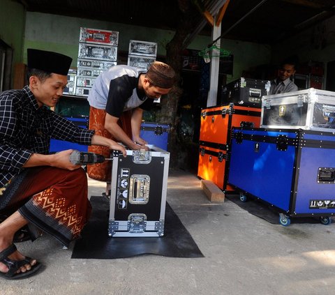 FOTO: Salut! Santri-Santri Ini Mampu Produksi Hardcase Berkualitas Tinggi