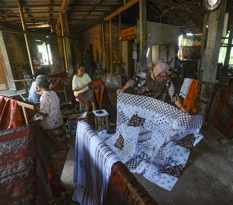 Ada satu lagi kekayaan budaya yang dimiliki Trenggalek, yakni batik tulis. Ornamen utama dalam motif batik tulis khas Trenggalek ini adalah cengkeh. Hal ini karena memang cengkeh merupakan salah satu komoditi utama hasil pertanian di wilayah tersebut .