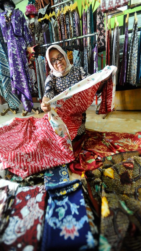 Perajin menyelesaikan pembuatan batik tulis di Tie Poek Batik, Trenggalek, Jawa Timur, Sabtu (2/9/2023).