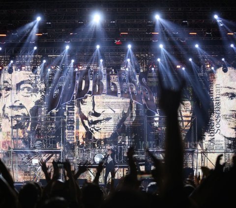 Band rock legendaris Tanah Air, God Bless tampil di Synchronize Fest 2023, Jakarta, Sabtu (2/9/2023). Dalam penampilannya, mereka membawakan deretan lagu hitsnya, seperti <i>Semut Hitam</i> dan <i>Rumah Kita</i>, sekaligus merayakan ulang tahun ke-50 Goodbless.<br>