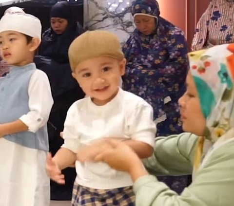 Tingkah Gemas Rayyanza saat Salat Berjamaah, Sujud Sendiri Berkali-kali Sampai Joget Baby Shark