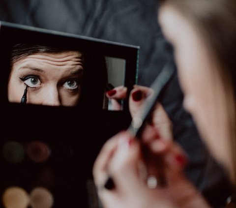 Makeup Pengantin Rusak Parah karena Nangis Brutal, MUA Ini Lakukan Retouch yang Hasilnya Perfect