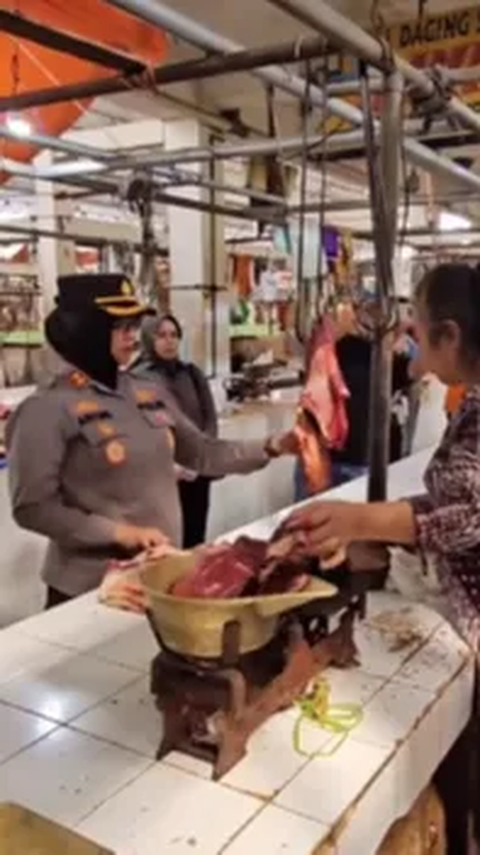 Momen Kapolres Perempuan 'Anak Kolong' Beli Daging di Pasar Pakai Seragam Dikasih Murah, Pas Pakai Baju Biasa Harganya Mahal