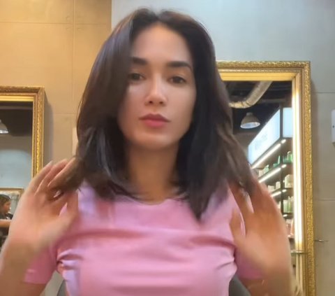 10 Potret Cantik Ussy Sulistiawaty Tampil dengan Rambut Baru, Netizen 'Ibu 5 Anak Lho'