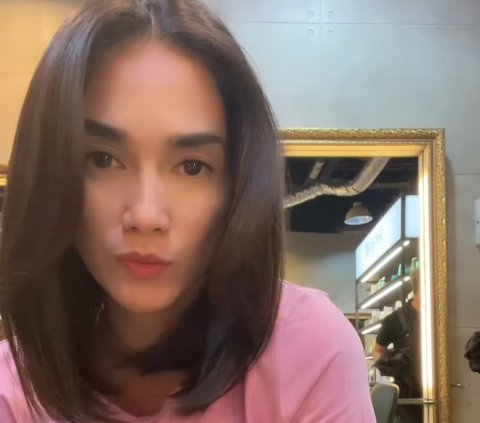 10 Potret Cantik Ussy Sulistiawaty Tampil dengan Rambut Baru, Netizen 'Ibu 5 Anak Lho'