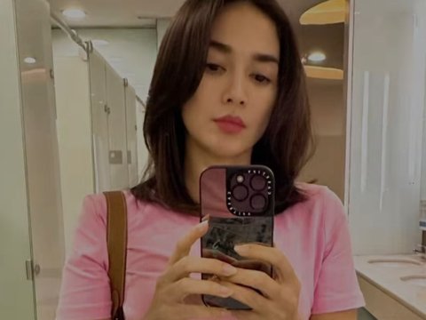 10 Potret Cantik Ussy Sulistiawaty Tampil dengan Rambut Baru, Netizen 'Ibu 5 Anak Lho'