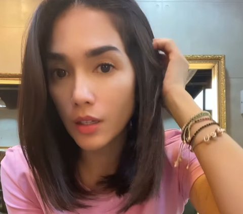 10 Potret Cantik Ussy Sulistiawaty Tampil dengan Rambut Baru, Netizen 'Ibu 5 Anak Lho'