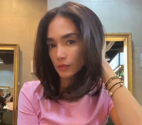 10 Potret Cantik Ussy Sulistiawaty Tampil dengan Rambut Baru, Netizen 'Ibu 5 Anak Lho'