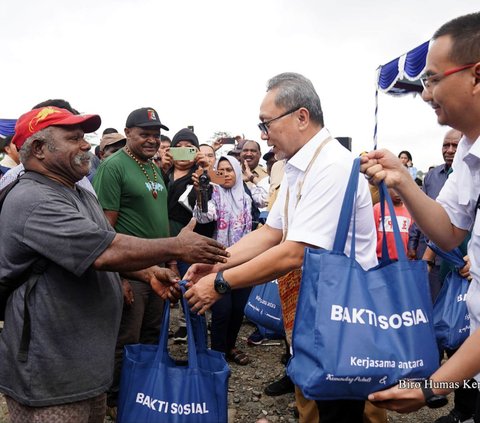 Mendag Zulkifli Hasan Pimpin Penyerahan Bantuan 'Kemendag Peduli' di Papua Tengah