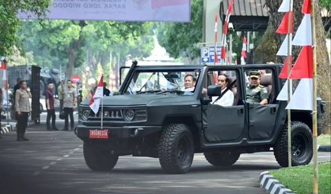Dalam foto, Prabowo terlihat duduk di kursi kemudi. Sementara Jokowi duduk di sebelahnya.