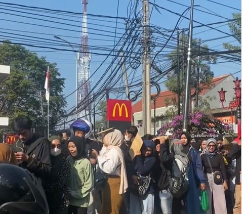 Viral Antrean Mengular Ribuan Pencari Kerja di Tepi Jalan Cianjur, Rela Desakan Masuk ke Kantor Pos