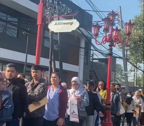 Viral Antrean Mengular Ribuan Pencari Kerja di Tepi Jalan Cianjur, Rela Desakan Masuk ke Kantor Pos