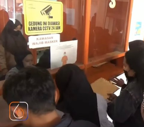 Viral Antrean Mengular Ribuan Pencari Kerja di Tepi Jalan Cianjur, Rela Desakan Masuk ke Kantor Pos
