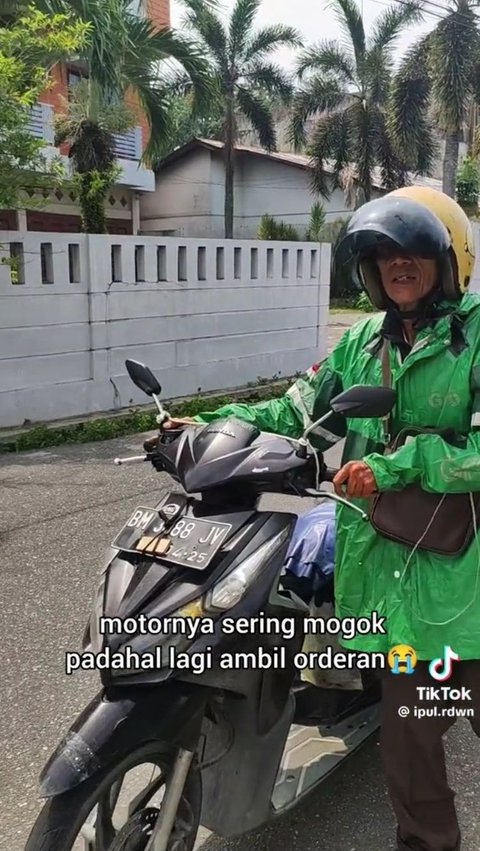 Viral Driver Ojol Tak Bisa Ngebut karena Sudah Tua, Anaknya Tuliskan Pesan Ini di Helm