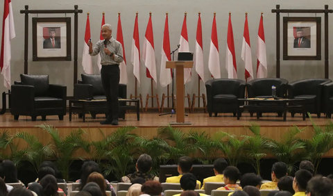 Ganjar pun berhenti menjawab pertanyaan wartawan. Ganjar pun meminta mahasiswa itu menemuinya dan bicara langsung.<br>