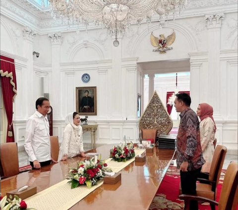 Sandhyca lalu meminta foto bersama dan pamitan dengan Iriana. Memomen haru pun terjadi