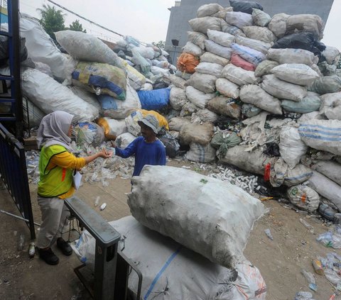 Koperasi Pemulung Berdaya yang berada di Setu, Tangerang Selatan, Banten merupakan salah satu Recycling Business Unit (RBU), bisnis daur ulang sampah plastik beromset miliaran rupiah.
