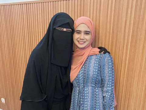 Portrait of Tissa Biani Wearing Hijab while Participating in Ummi Pipik's Study