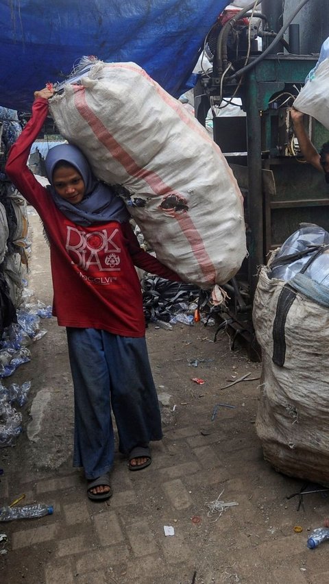 Hasil daur ulang plastik tersebut telah dipasarkan kepada perusahaan berbahan baku plastik di Pulau Jawa.