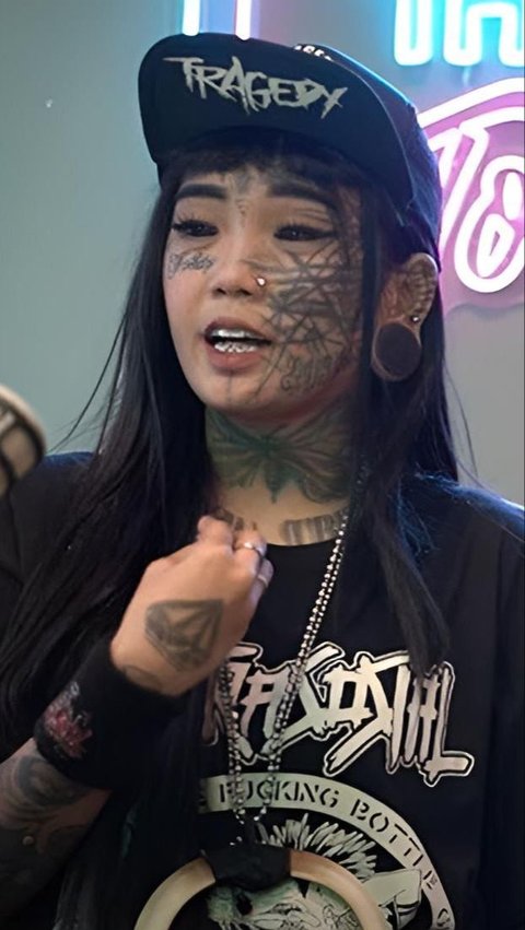 Appearance of Mondy Tatto After Admitting to Being a Victim of Sexual Harassment