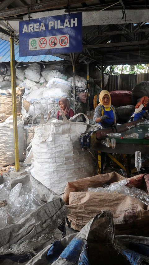 Sejumlah pekerja memilah plastik cacah  di Koperasi Pemulung Berdaya, Setu, Tangerang Selatan, Banten, Rabu (20/9/2023).