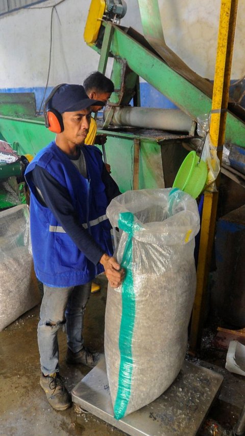 Pekerja mengemas plastik cacah yang sudah diolah di Koperasi Pemulung Berdaya, Setu, Tangerang Selatan, Banten, Rabu (20/9/2023).
