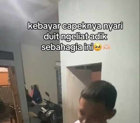 Momen Kakak Beri Kejutan Hadiah HP Mahal ke Sang Adik, Ekspresi Bahagia Adiknya Curi Perhatian