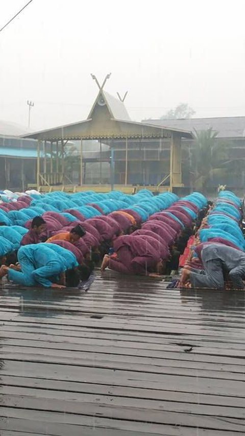 Kemarau Panjang, DMI Imbau Masjid Seluruh Indonesia Gelar Salat Istisqa Minta Turun Hujan<br>